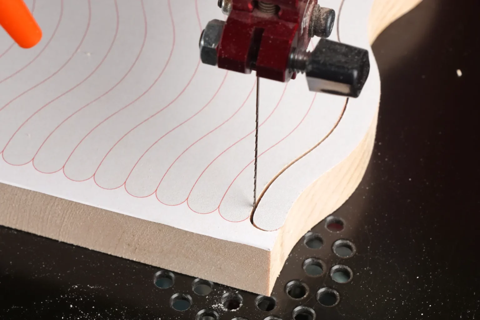 24-06-zirbenfaecher-deko-laubsaege-dekupiersaege-vorlage-saege-ausschalten-werkstueck-zur-rundung-zurückschieben-rundung-saegen