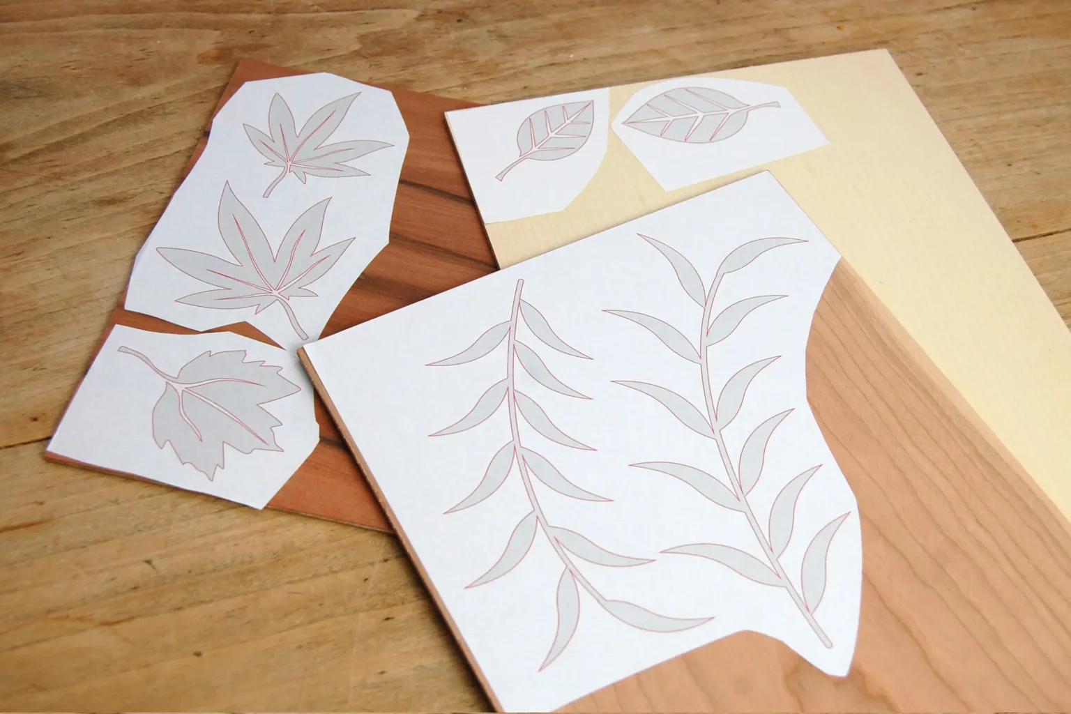 24-06a-laubkranz-herbst-deko-laubsaege-dekupiersaege-vorlage-vorlagenpapier-auf-edelsperrholz-kleben-zierelemente