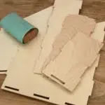 24-07-stehsammler-ordnung-deko-laubsaege-dekupiersaege-vorlage-teile-verputzen-schleifen-schleifpapier-kanten-entgraten