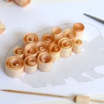 24-07a-igel-mit-zirbenlocken-deko-laubsaege-dekupiersaege-vorlage-zirbenlocken-auf-schablone-auslegen-aneinanderreihen