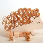 24-08-igel-mit-zirbenlocken-deko-laubsaege-dekupiersaege-vorlage-zirbenlocken-auf-igelkorpus-aufleimen