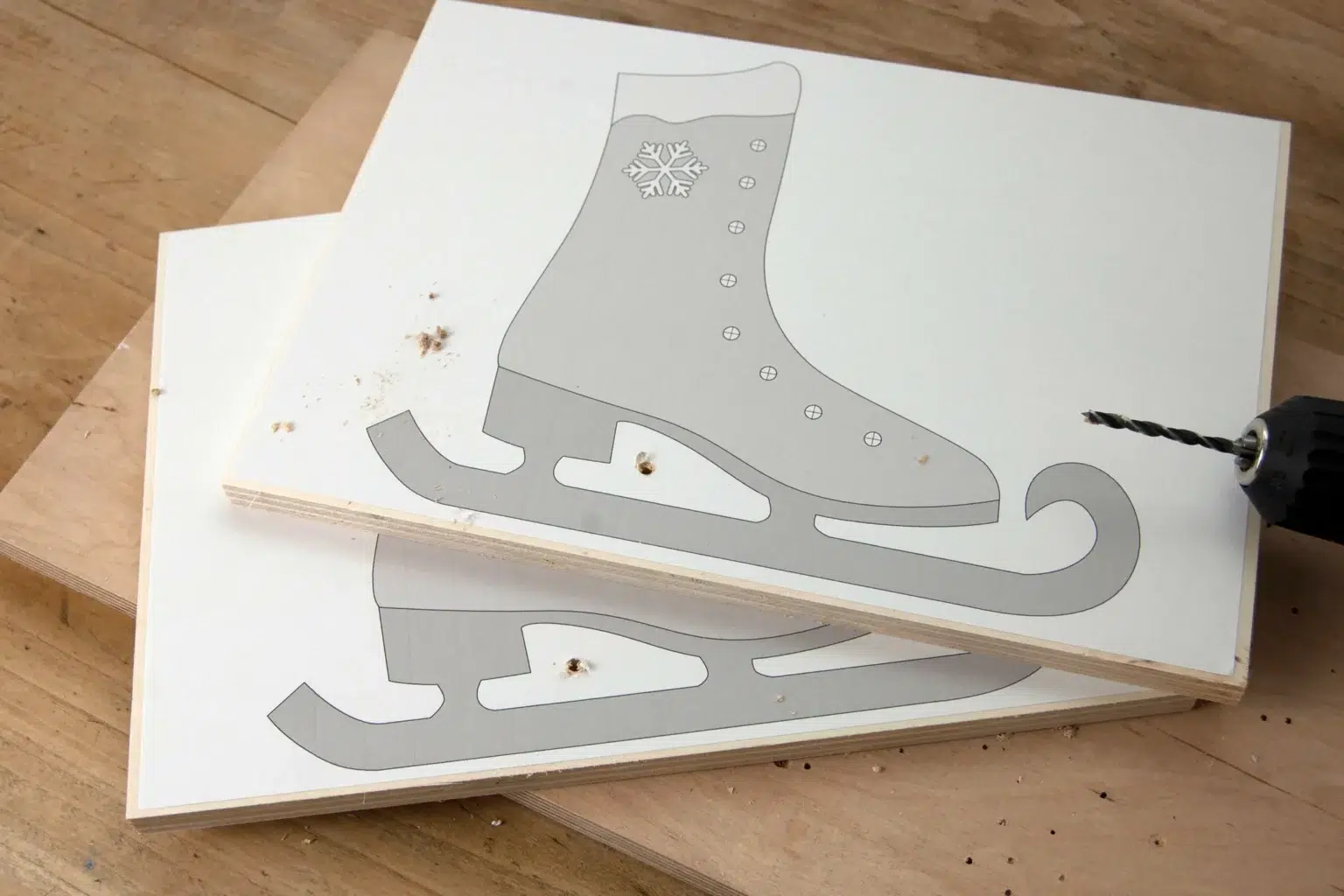 17-01-nostalgischer-glanz-schlittschuhe-dekor-laubsaege-dekupiersaege-vorlage-aufkleben-saegeblattdurchfuehrungen-bohren