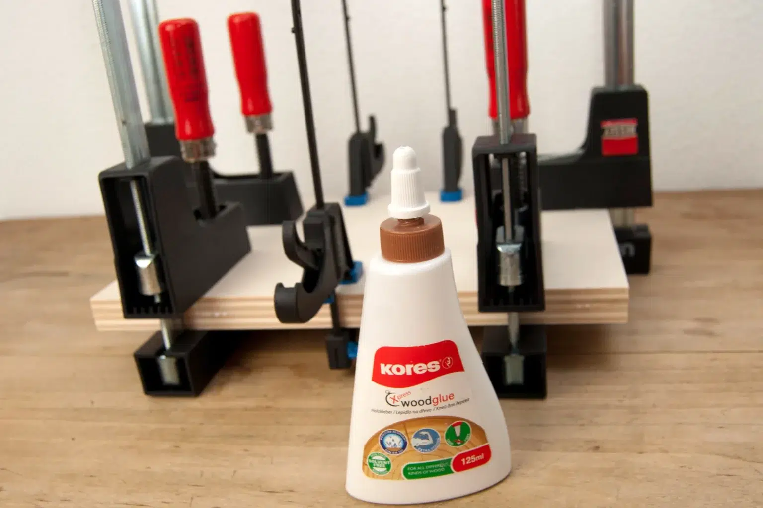 17-01b-zwitschernde-weihnacht-laubsaege-dekupiersaege-vorlage-zwei-sperrholzplatten-verleimen-verspannen