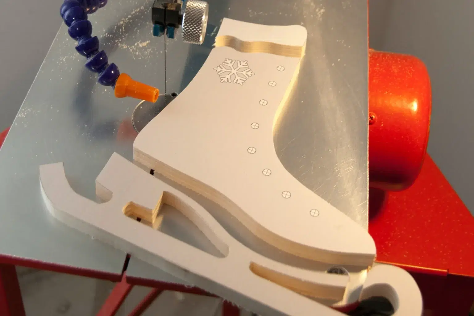 17-02b-nostalgischer-glanz-schlittschuhe-dekor-laubsaege-dekupiersaege-vorlage-kufe-krempe-abtrennen-absaegen