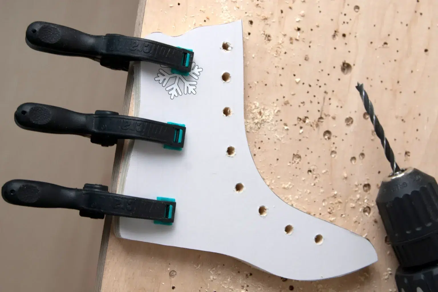 17-03-nostalgischer-glanz-schlittschuhe-dekor-laubsaege-dekupiersaege-vorlage-loecher-bohren-schnuersenkel