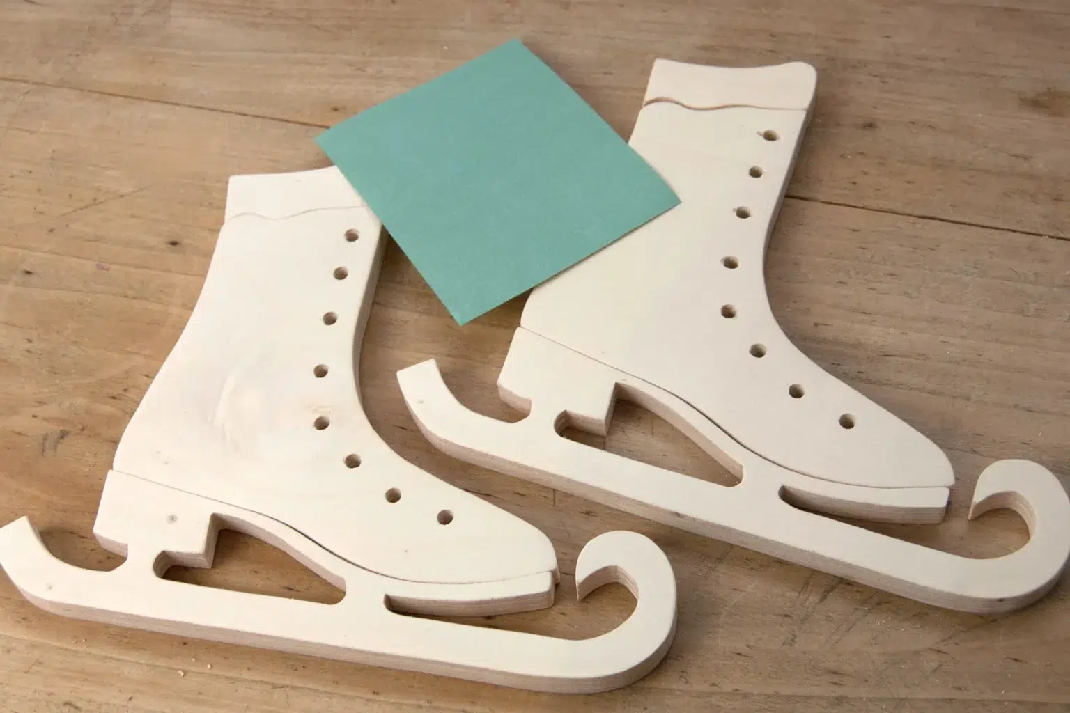 17-04-nostalgischer-glanz-schlittschuhe-dekor-laubsaege-dekupiersaege-vorlage-teile-verputzen-schleifen-glaetten-schleifpapier