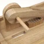 17-11-nussknacker-diy-laubsaege-dekupiersaege-vorlage-halterung-einstecken-hebel-aufstecken-zweite-halterung-rundstab-verleimen