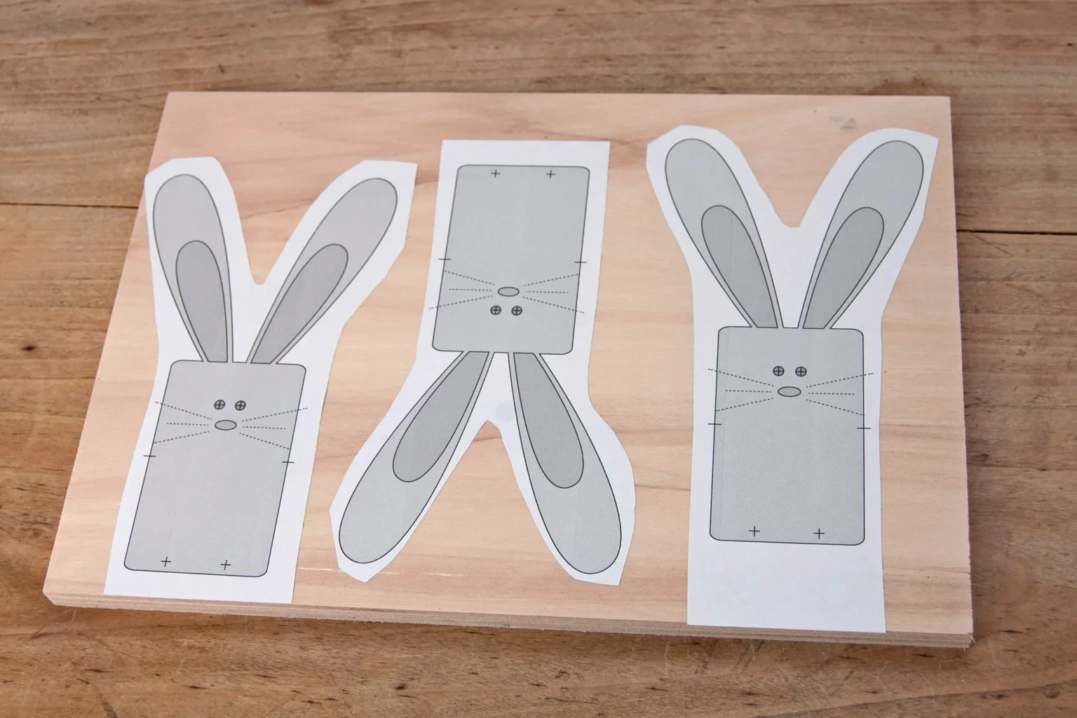 18-01-die-drei-weisen-hasen-osterdeko-laubsaege-dekupiersaege-vorlage-drucken-vorlagenpapier-zuschneiden-aufkleben-sperrholz