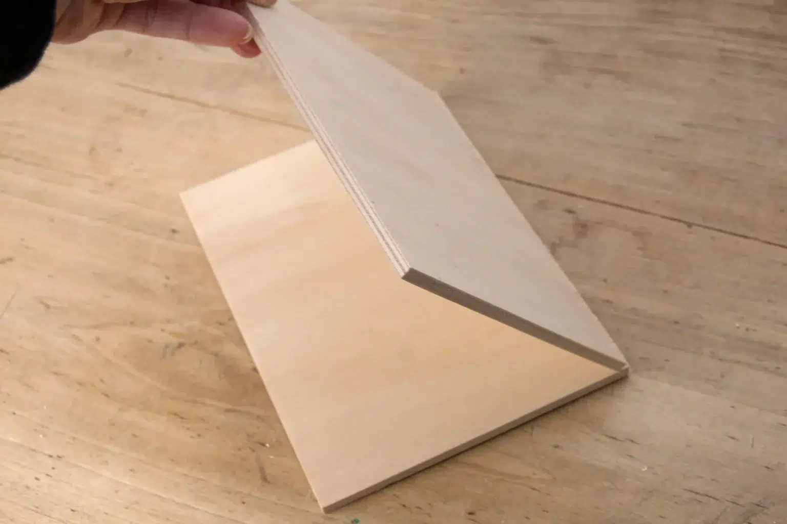 18-01-funkelnder-schmetterling-deko-laubsaege-dekupiersaege-vorlage-sperrholzplatte-halbieren-zusaegen