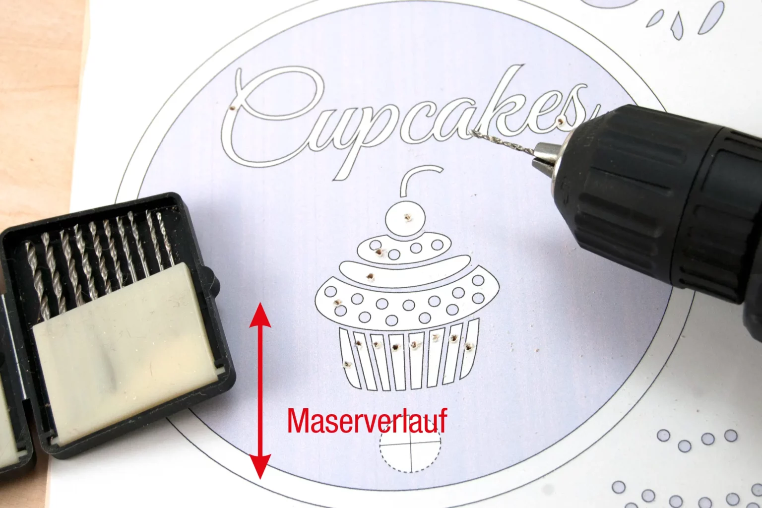 18-01-homemade-kueche-deko-laubsaege-dekupiersaege-vorlage-saegeblattdurchfuehrungen-bohren