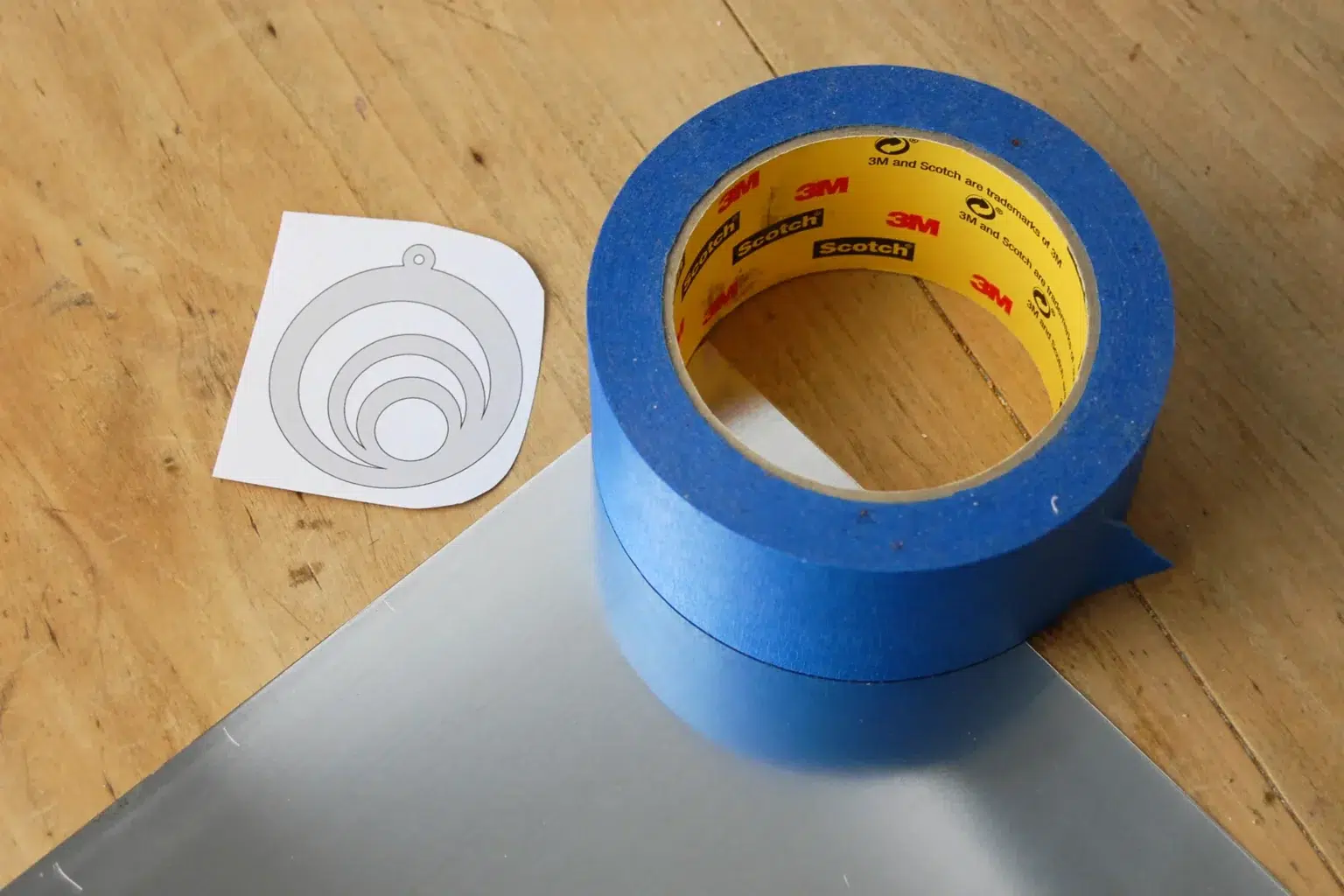 18-01a-schmuckstuecke-diy-laubsaege-dekupiersaege-vorlage-drucken-vorlagenpapier-blue-tape-aluplatte-bereitlegen