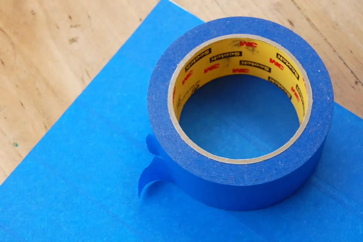 18-01b-schmuckstuecke-diy-laubsaege-dekupiersaege-vorlage-aluplatte-oberflaeche-blue-tape-bekleben