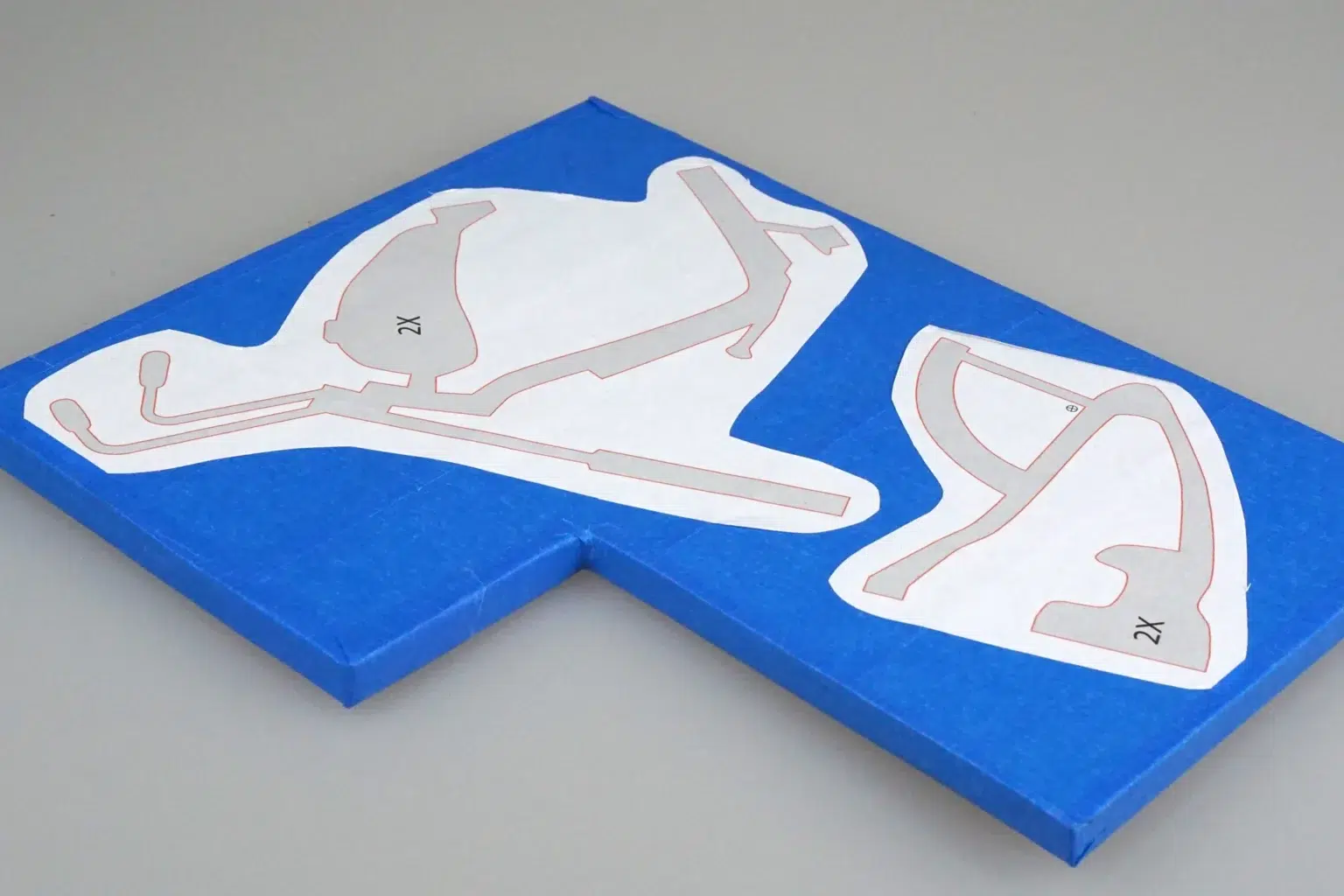 18-02-easy-rider-buchstuetzen-laubsaege-dekupiersaege-vorlage-drucken-vorlagenpapier-selbstklebend-aufkleben-blue-tape-stapel-sperrholz