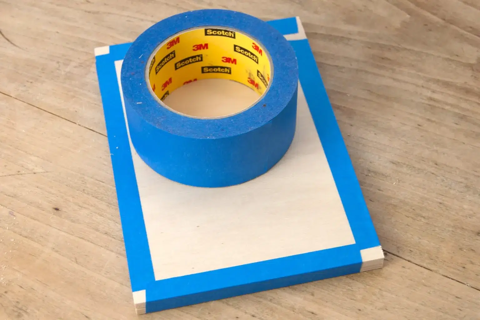 18-02-funkelnder-schmetterling-deko-laubsaege-dekupiersaege-vorlage-halbierte-sperrholzplatten-blue-tape-stapel-fixieren