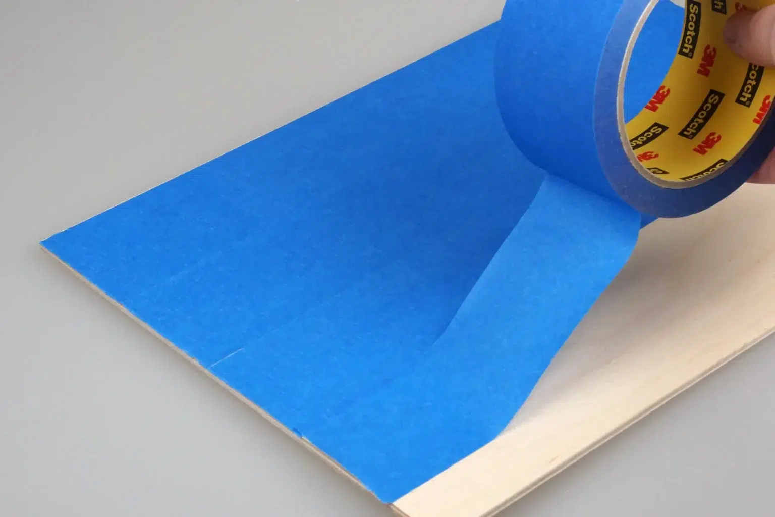 18-02-osterkraenze-aufhaenger-deko-laubsaege-dekupiersaege-vorlage-sperrholz-oberflaeche-bekleben-blue-tape