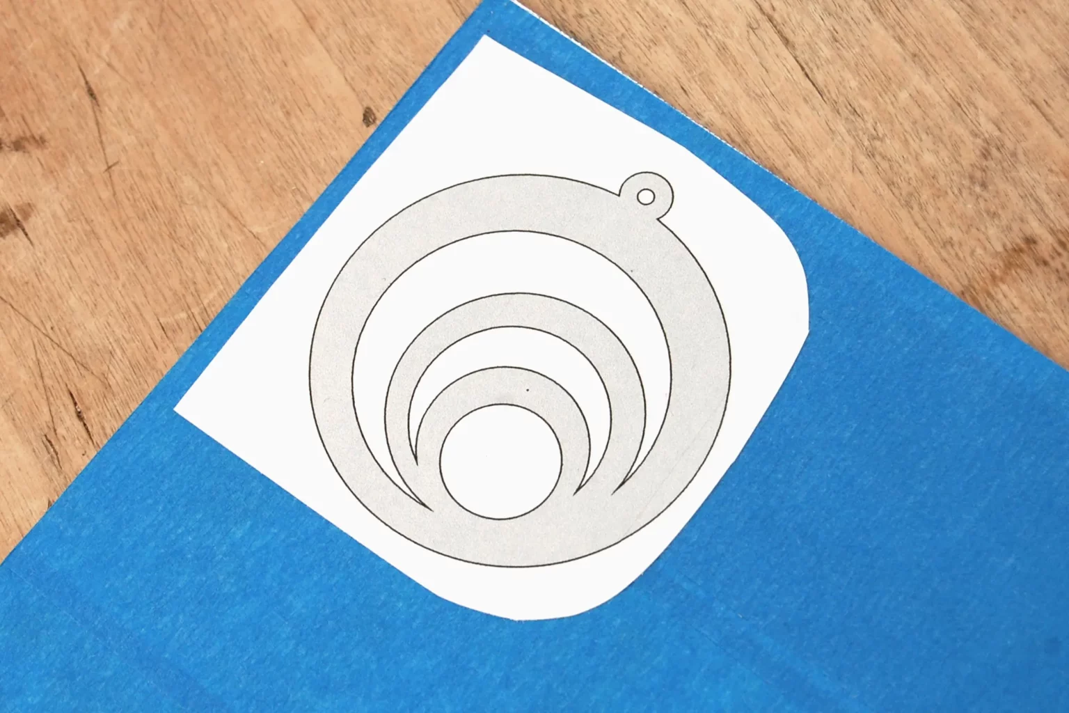 18-02-schmuckstuecke-diy-laubsaege-dekupiersaege-vorlage-vorlagenpapier-aufkleben-blue-tape-aluplatte