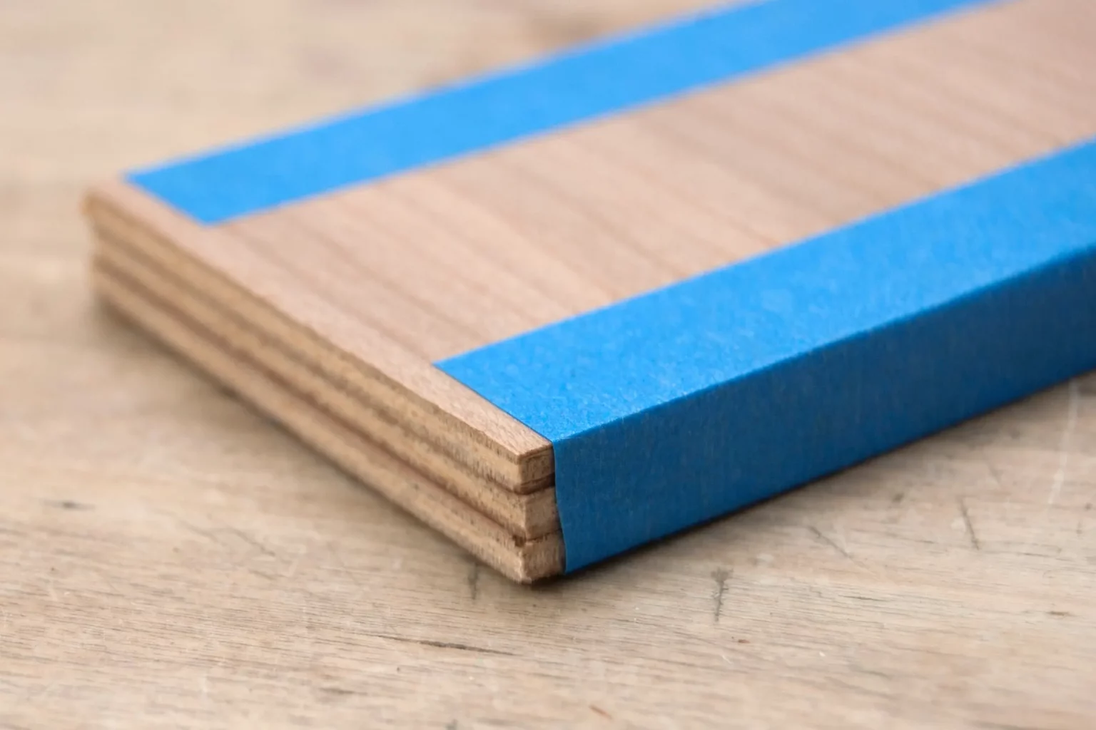 18-03-die-drei-weisen-hasen-osterdeko-laubsaege-dekupiersaege-vorlage-edelsperrholz-blue-tape-stapel-fixieren