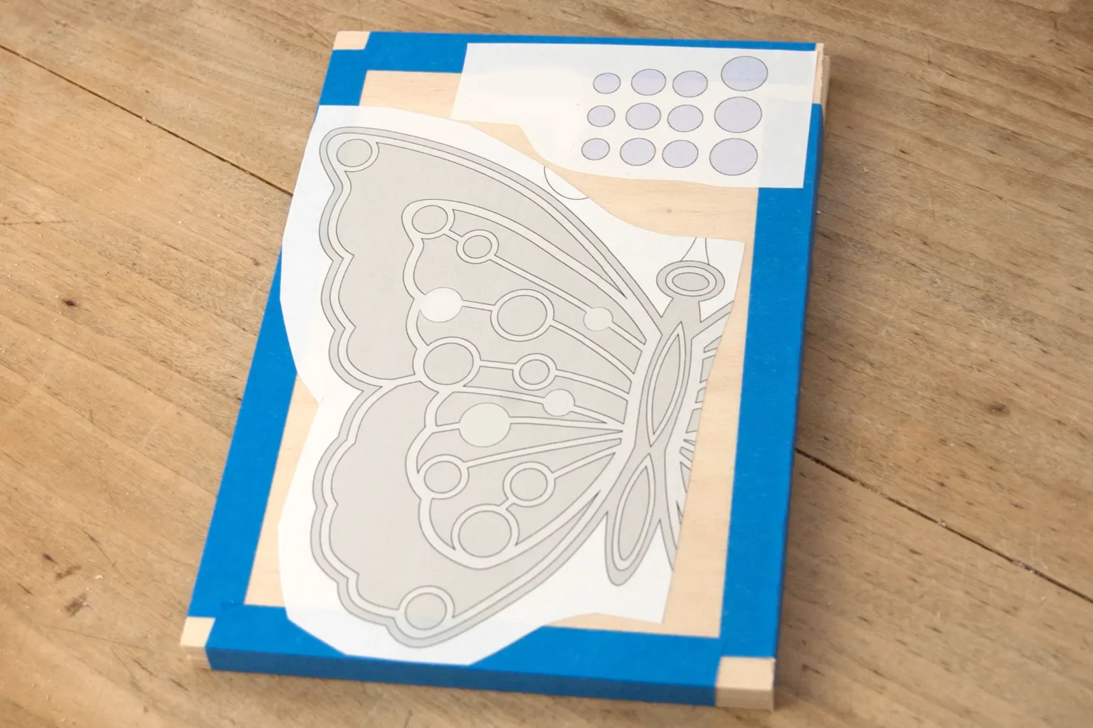 18-03-funkelnder-schmetterling-deko-laubsaege-dekupiersaege-vorlage-drucken-vorlagenpapier-selbstklebend-aufkleben-stapel