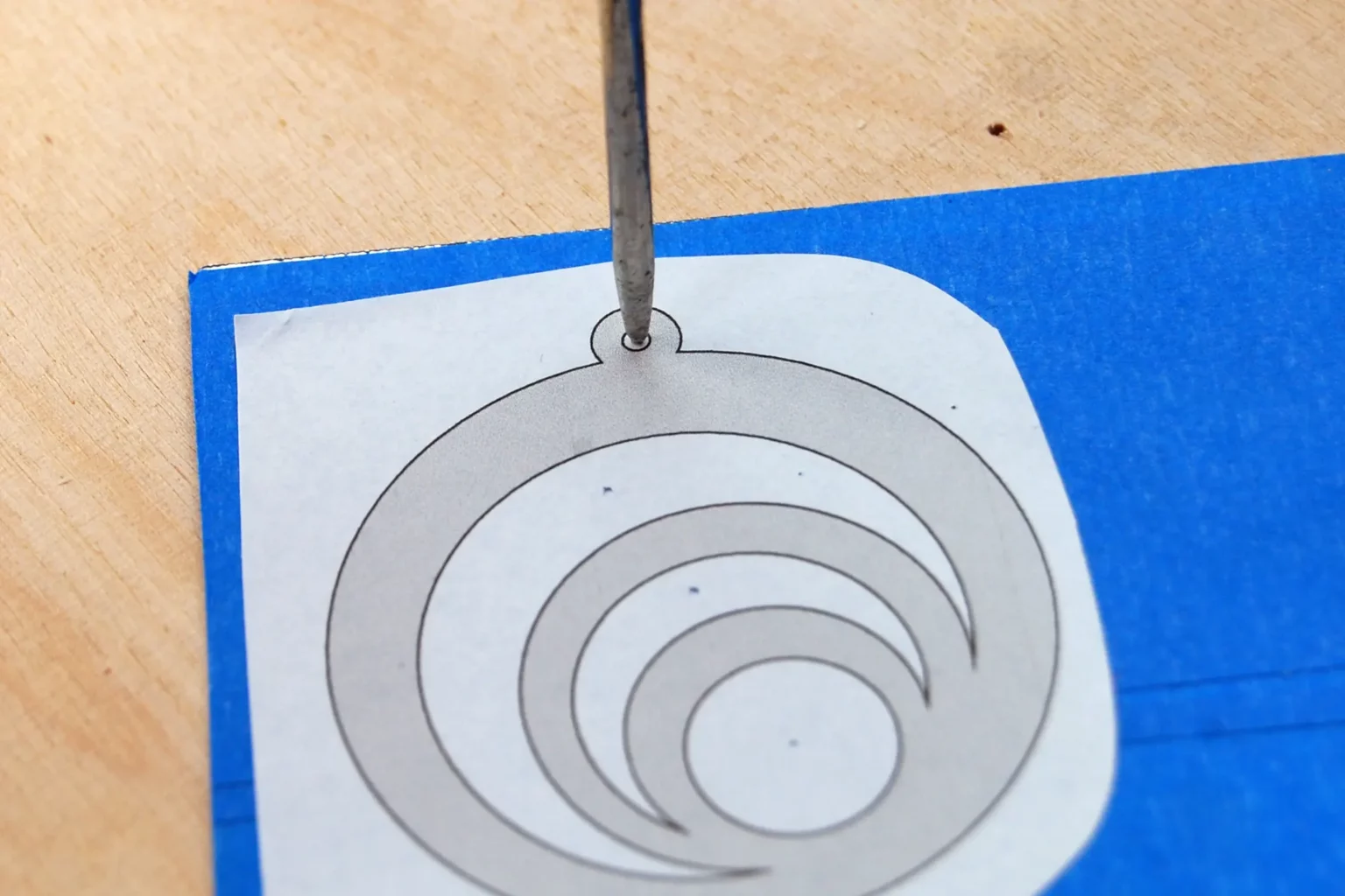 18-03-schmuckstuecke-diy-laubsaege-dekupiersaege-vorlage-bohrloecher-vorstechen-ahle