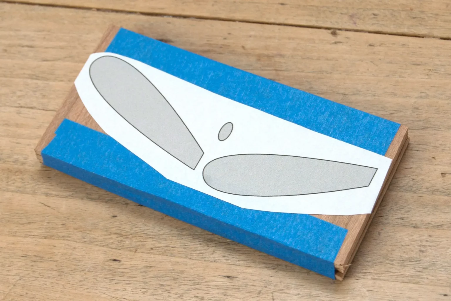 18-04-die-drei-weisen-hasen-osterdeko-laubsaege-dekupiersaege-vorlage-edelsperrholz-stapel-vorlagenpapier-aufkleben