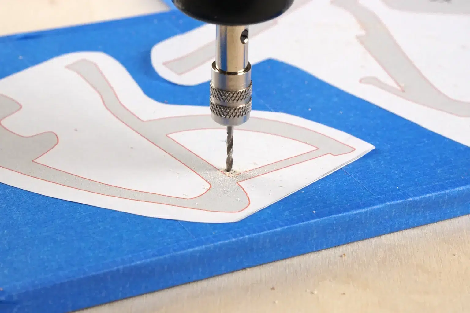 18-04-easy-rider-buchstuetzen-laubsaege-dekupiersaege-vorlage-saegeblattdurchfuehrungen-bohren