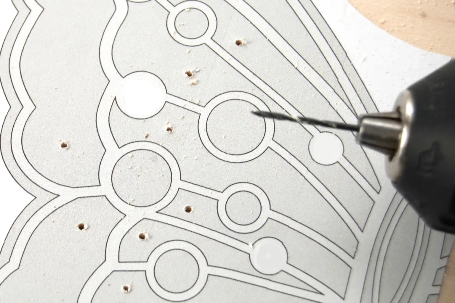 18-04-funkelnder-schmetterling-deko-laubsaege-dekupiersaege-vorlage-saegblattdurchfuehrungen-bohren-stapel