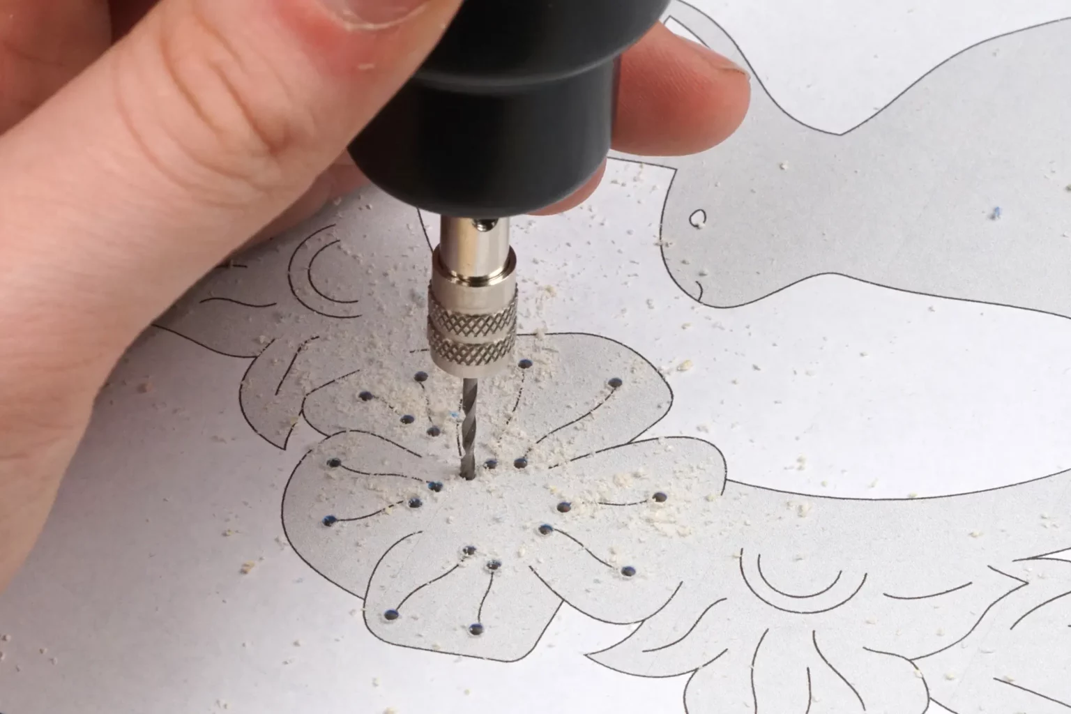 18-04-osterkraenze-aufhaenger-deko-laubsaege-dekupiersaege-vorlage-saegeblattdurchfuehrungen-bohren