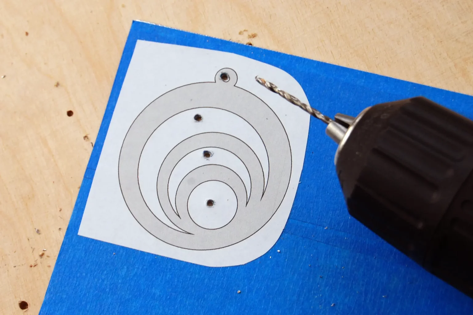 18-04-schmuckstuecke-diy-laubsaege-dekupiersaege-vorlage-saegeblattdurchfuehrungen-aufhaengerloch-bohren