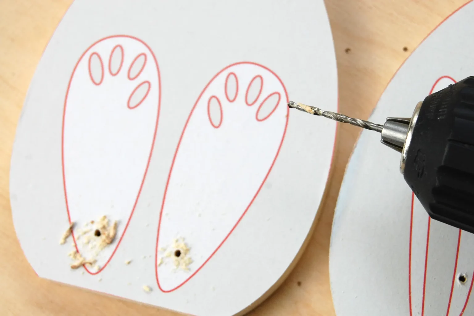 18-05-eierlei-ostern-deko-laubsaege-dekupiersaege-vorlage-motivschicht-saegeblattdurchfuehrung-bohren