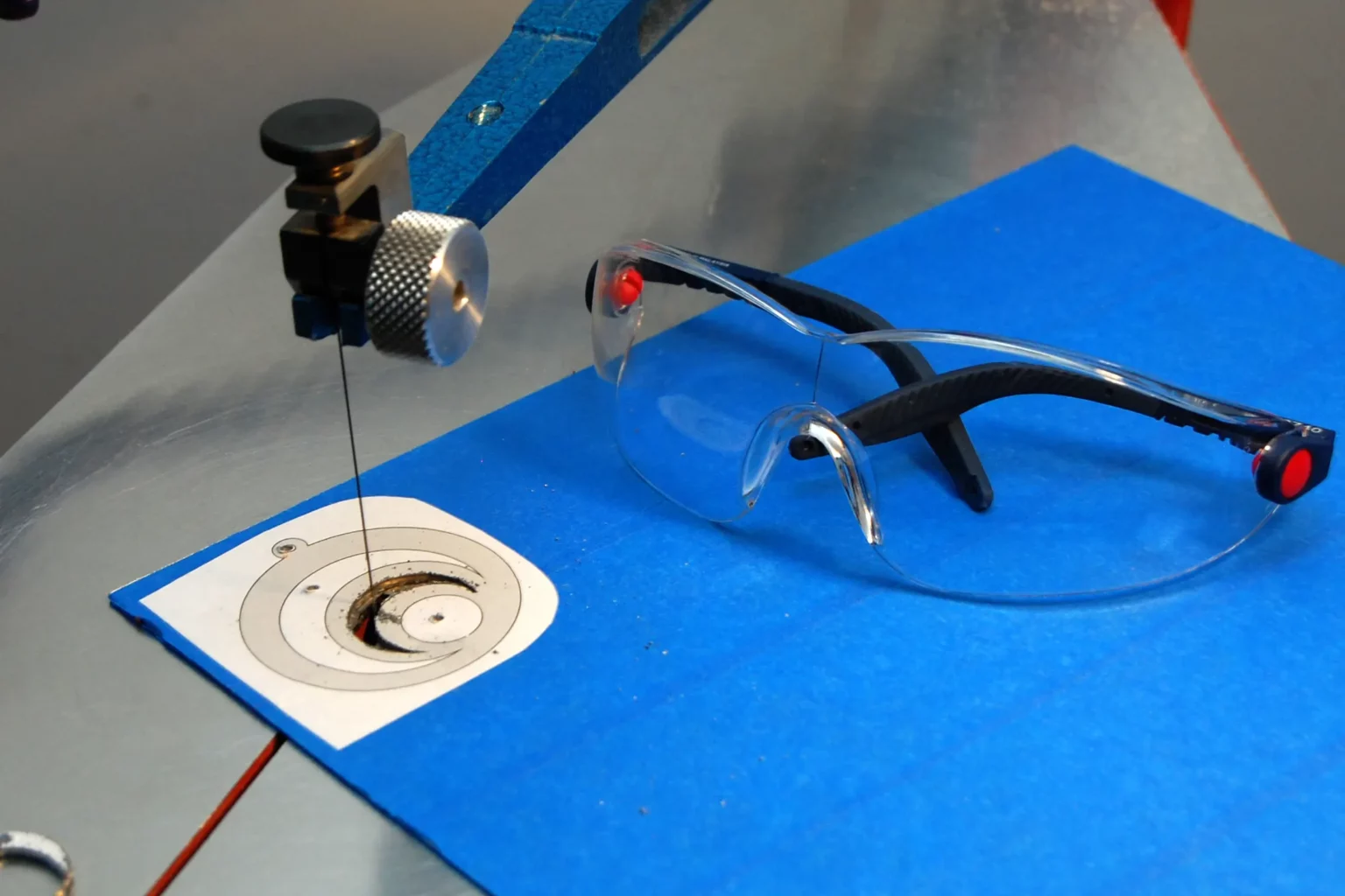 18-05-schmuckstuecke-diy-laubsaege-dekupiersaege-vorlage-innenschnitte-saegen-arbeitsschutzbrille