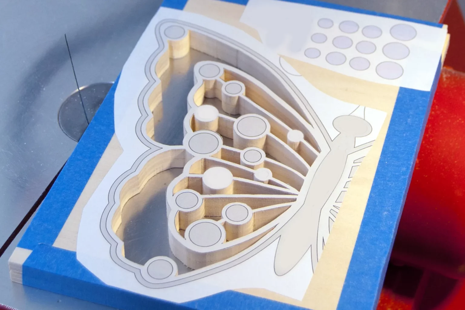 18-05a-funkelnder-schmetterling-deko-laubsaege-dekupiersaege-vorlage-innenschnitte-saegen-stapel