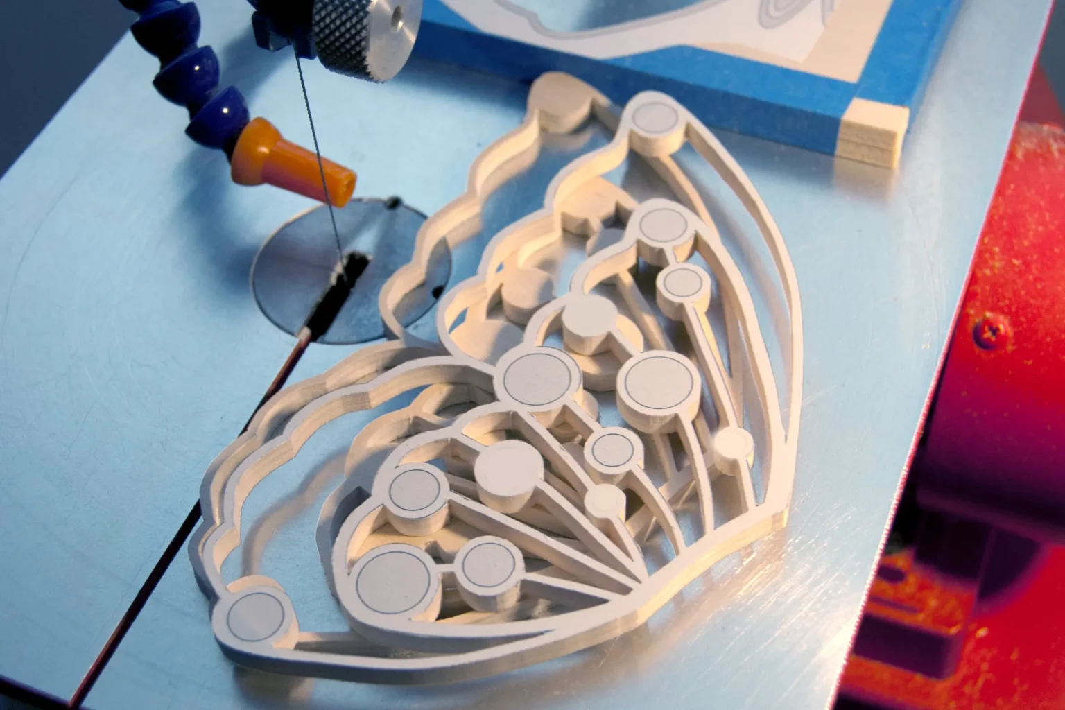 18-05b-funkelnder-schmetterling-deko-laubsaege-dekupiersaege-vorlage-aussenkontur-saegen-schmetterlingsfluegel