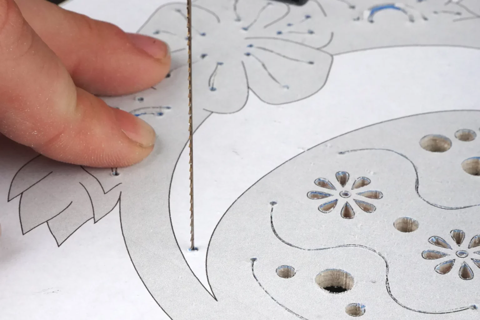 18-06-osterkraenze-aufhaenger-deko-laubsaege-dekupiersaege-vorlage-innenschnitte-saegen