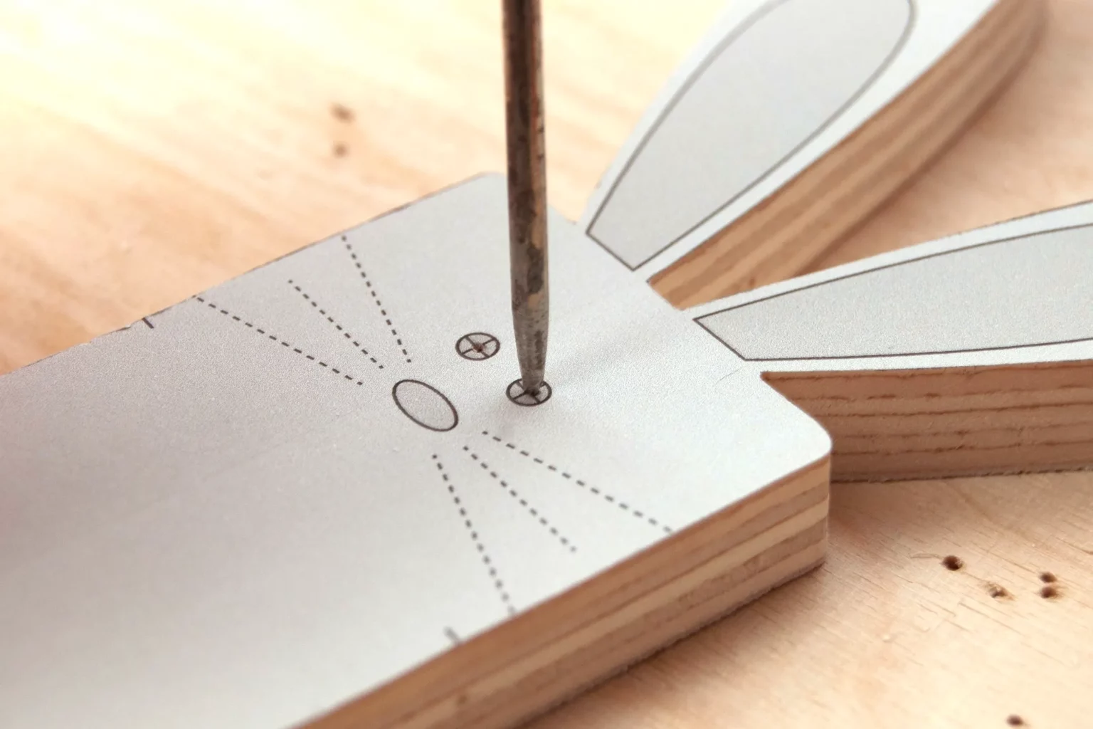 18-06a-die-drei-weisen-hasen-osterdeko-laubsaege-dekupiersaege-vorlage-bohrloecher-augen-arme-beine-vorstechen-ahle