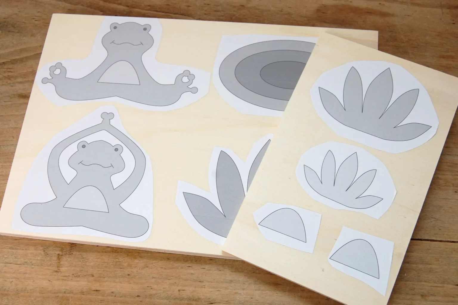 19-01-meditationsstunde-froesche-deko-laubsaege-dekupiersaege-vorlage-drucken-vorlagenpapier-selbstklebend-aufkleben-sperrholz