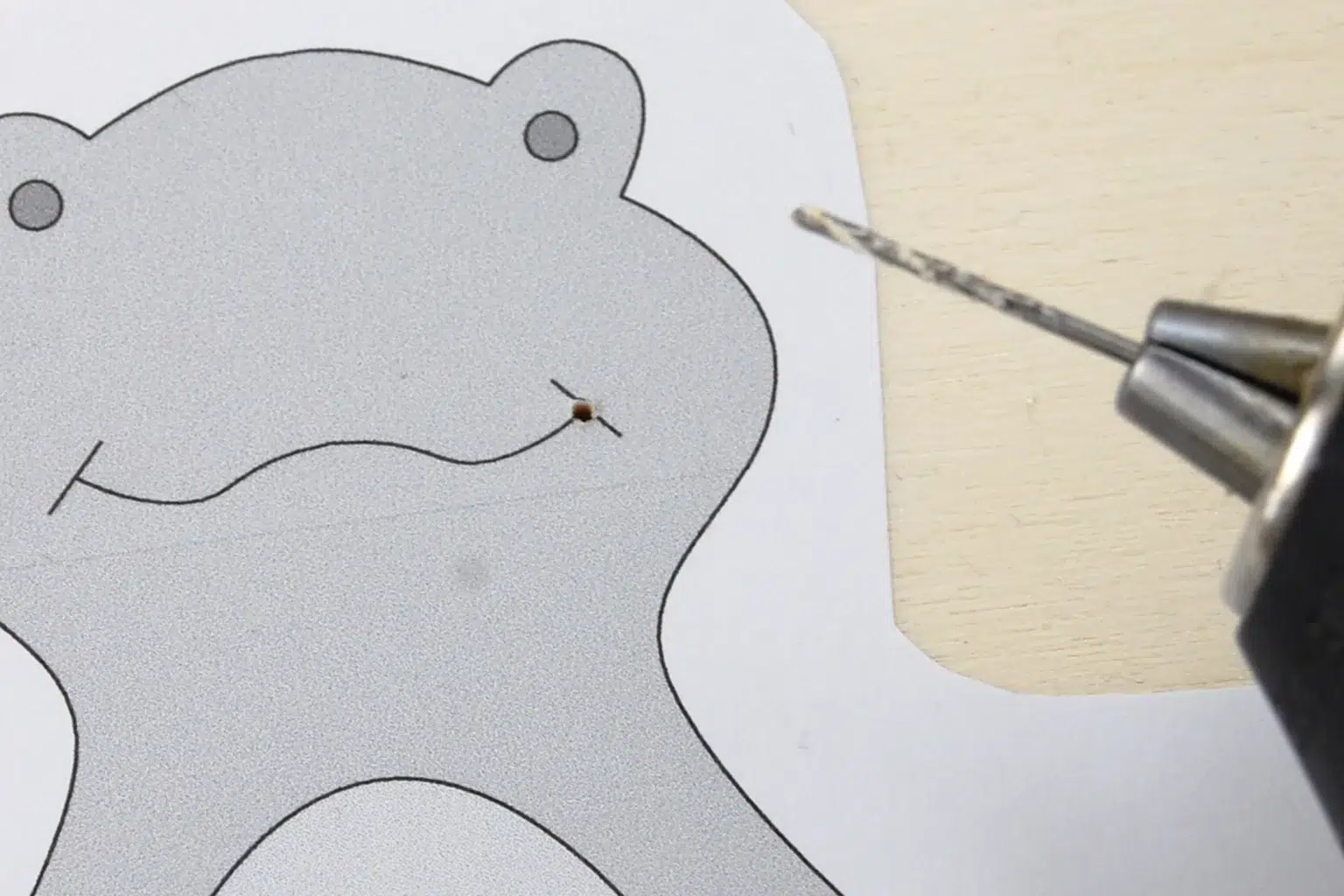 19-02-meditationsstunde-froesche-deko-laubsaege-dekupiersaege-vorlage-saegeblattdurchfuehrung-bohren