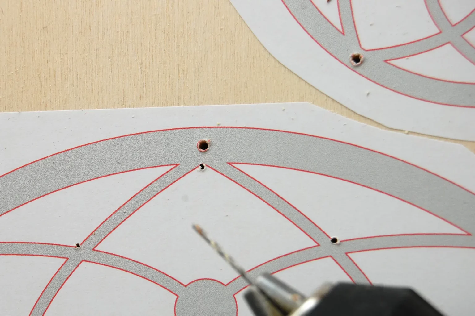 19-02-traumfaenger-deko-laubsaege-dekupiersaege-vorlage-saegeblattdurchfuehrungen-bohren-loecher-aufhaenger-bohren