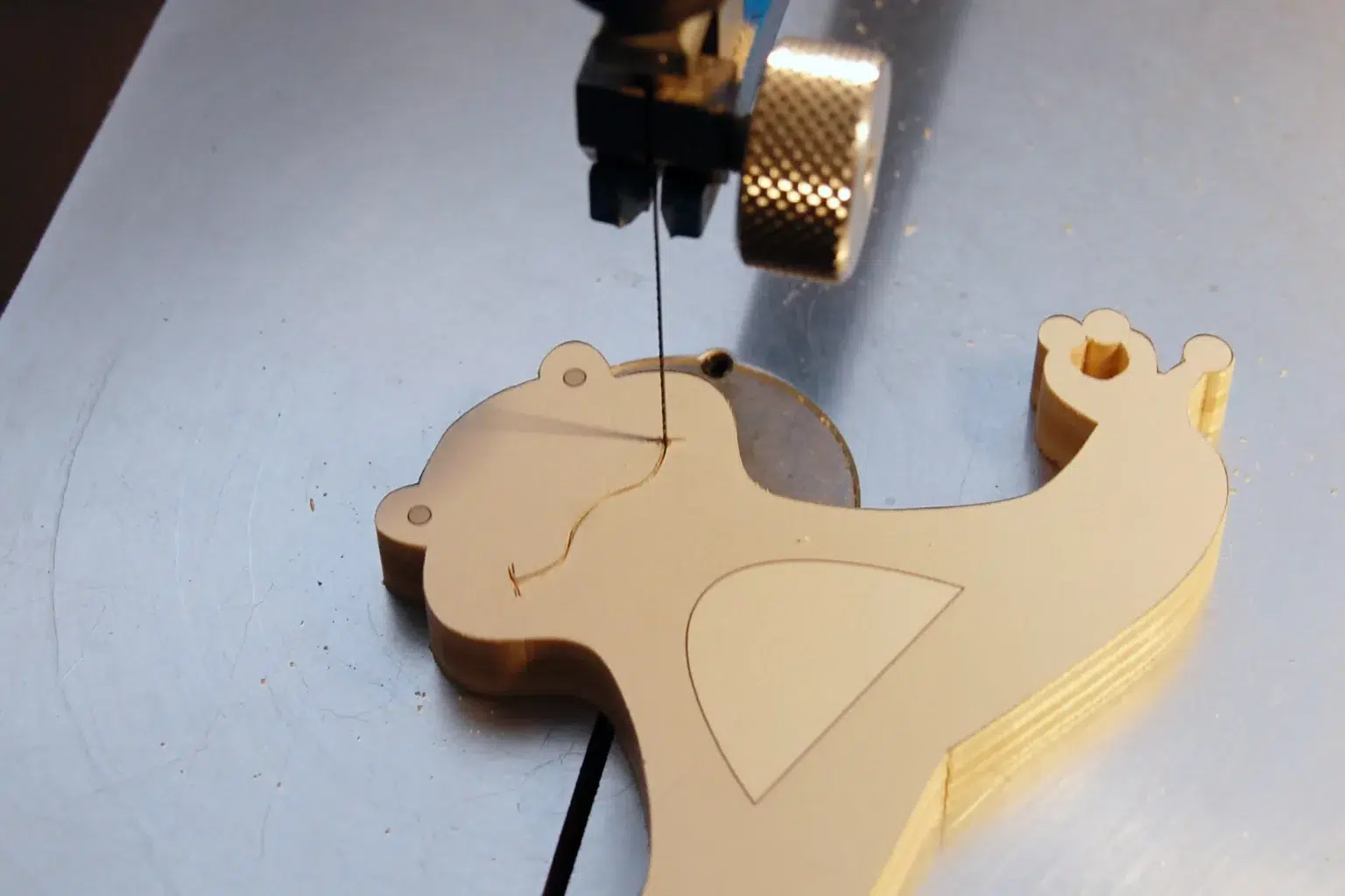 19-03a-meditationsstunde-froesche-deko-laubsaege-dekupiersaege-vorlage-aussenkontur-saegen-saegelinie-saegen