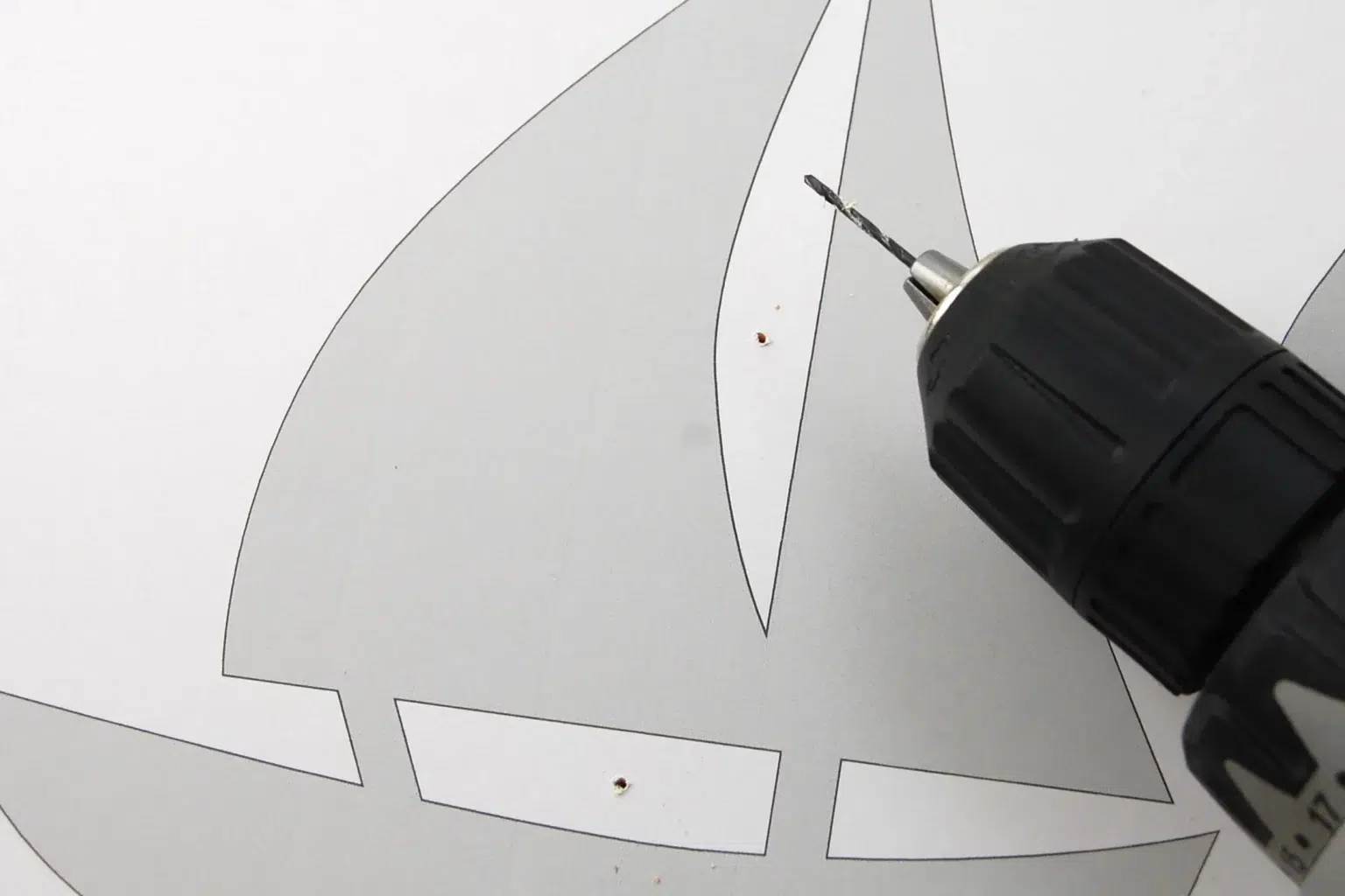 19-03a-segelregatta-wanddeko-laubsaege-dekupiersaege-vorlage-saegeblattdurchfuherungen-bohren