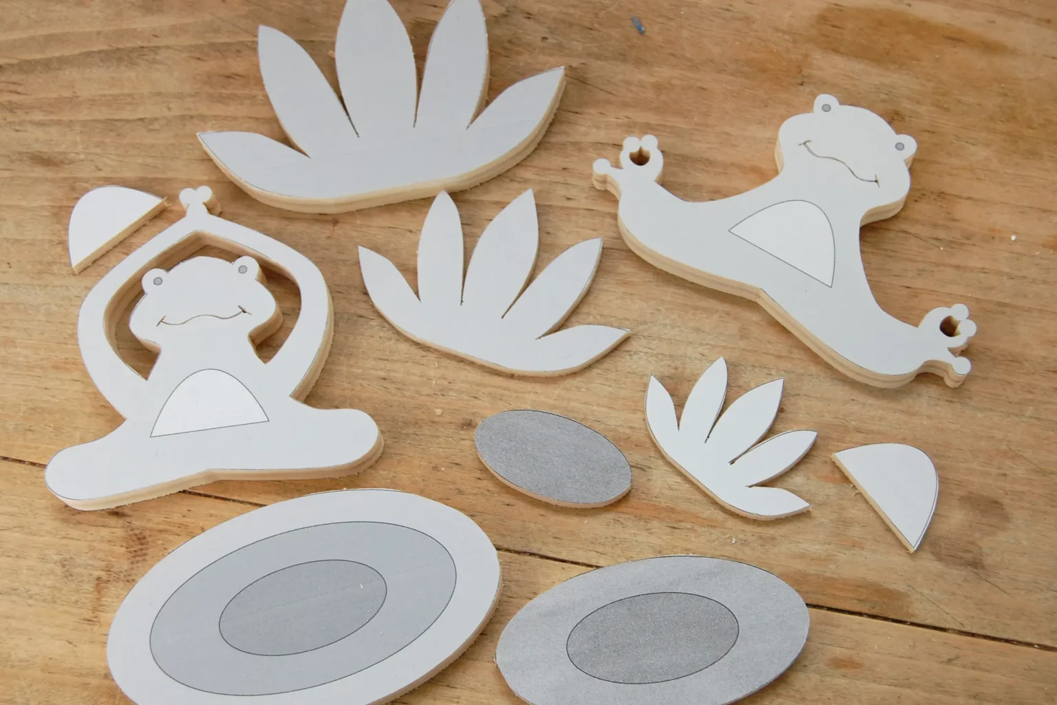 19-03b-meditationsstunde-froesche-deko-laubsaege-dekupiersaege-vorlage-teile-aussaegen