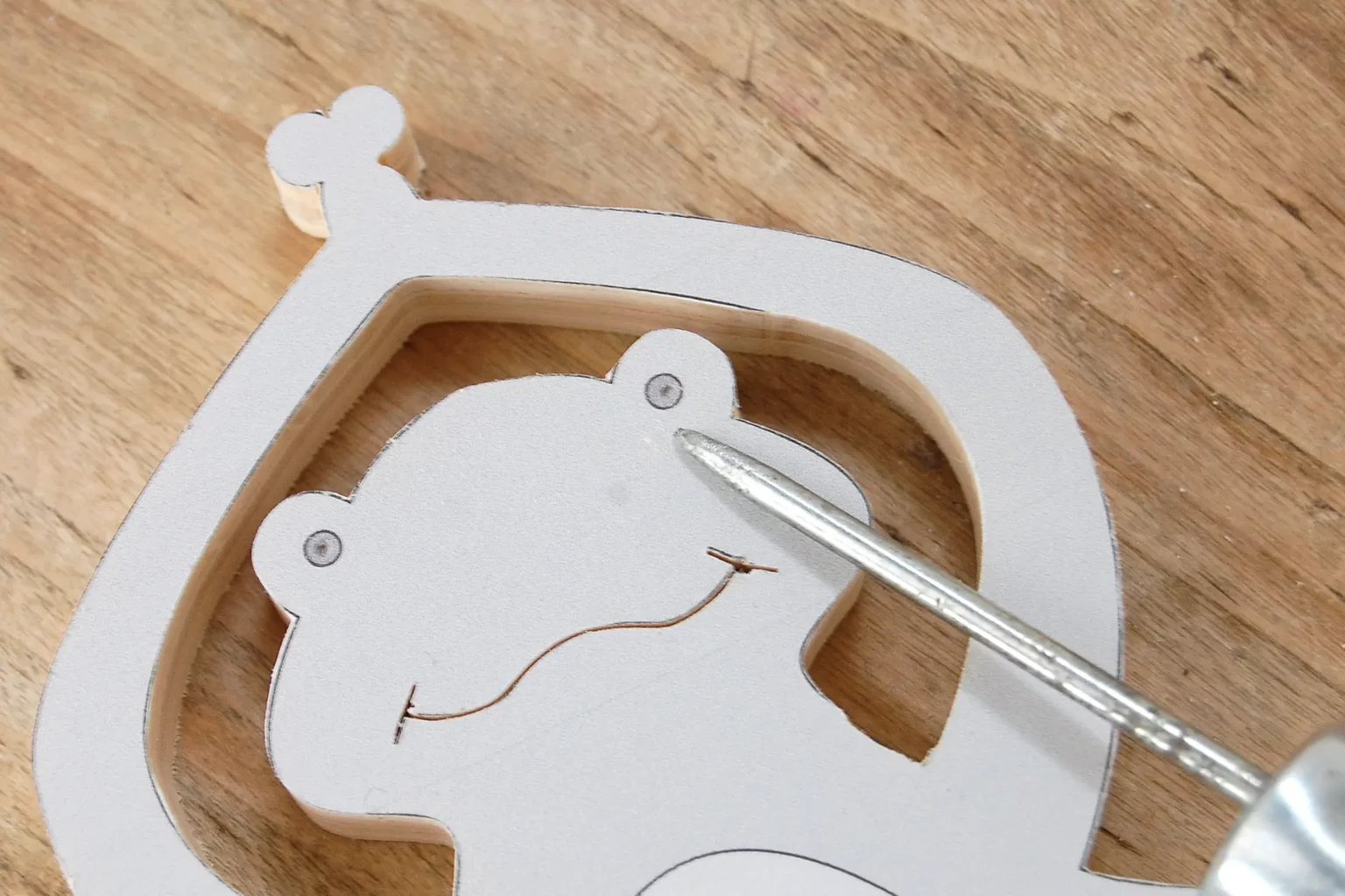 19-04-meditationsstunde-froesche-deko-laubsaege-dekupiersaege-vorlage-position-augen-markieren-vorstechen-ahle