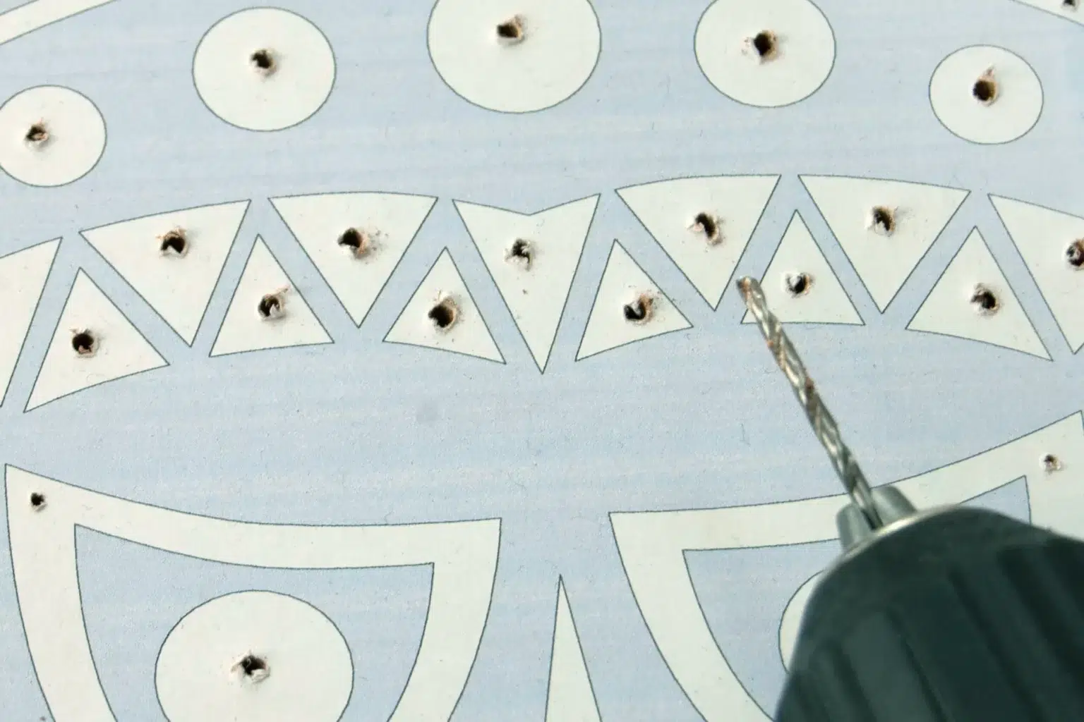 19-04-tiki-masken-deko-laubsaege-dekupiersaege-vorlage-saegeblattdurchfuehrungen-bohren-motivschicht