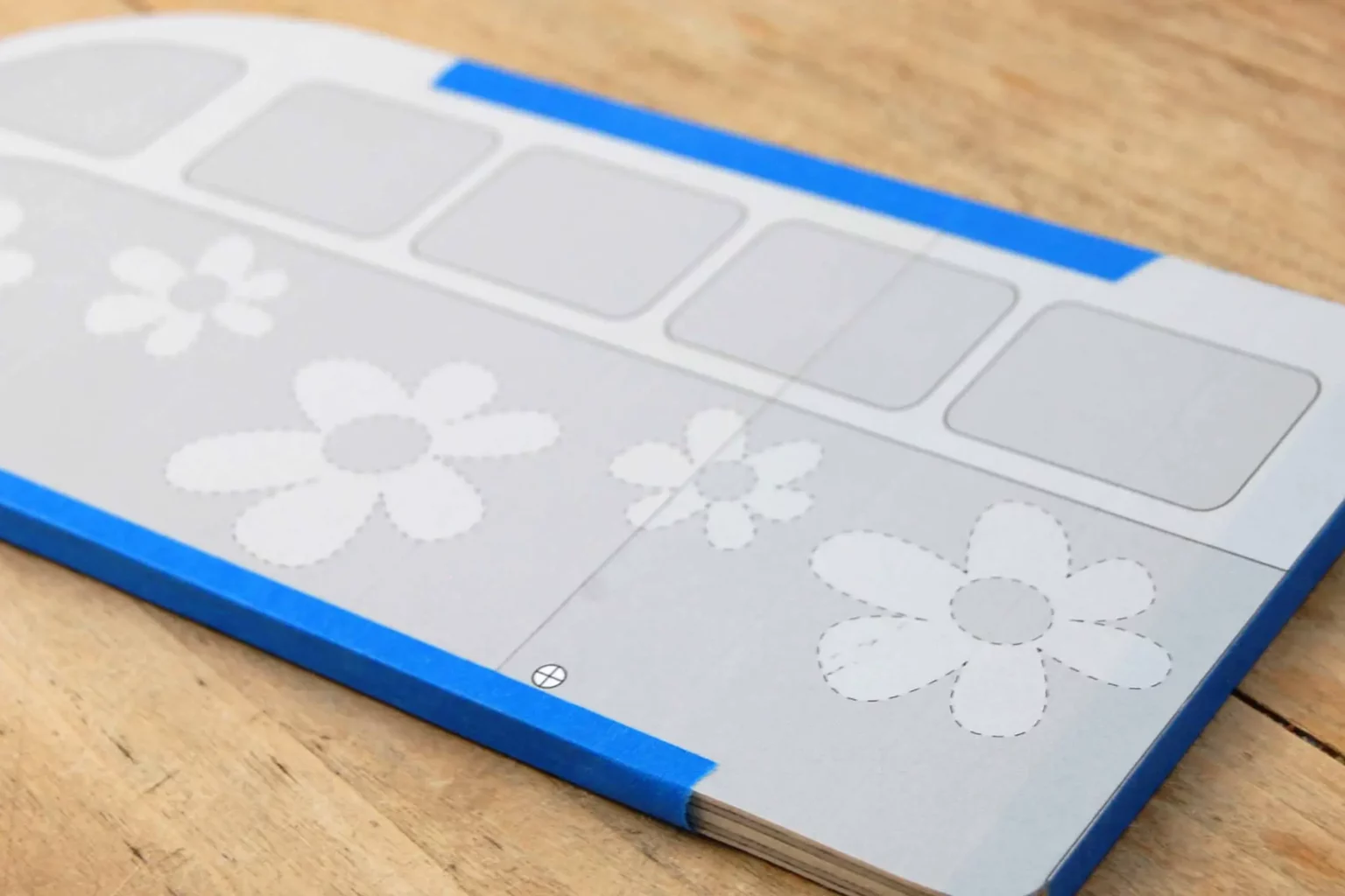 19-05-flower-power-bus-deko-laubsaege-dekupiersaege-vorlage-duenne-motivplatten-blue-tape-stapel-fixieren