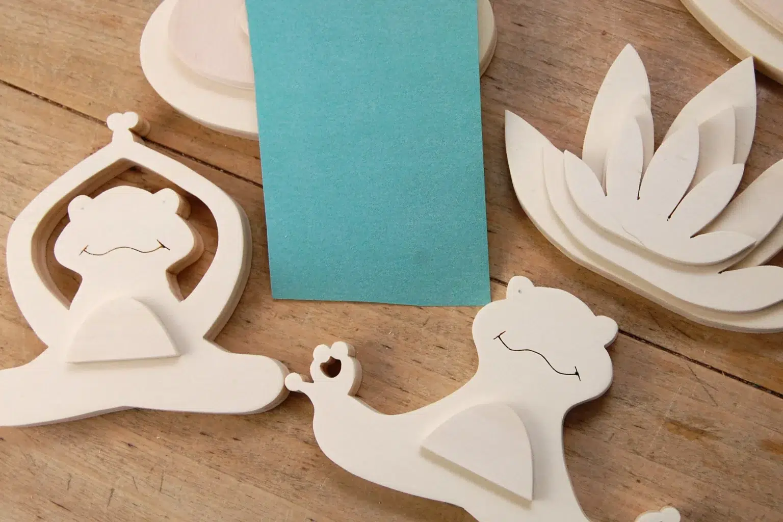 19-05-meditationsstunde-froesche-deko-laubsaege-dekupiersaege-vorlage-teile-verputzen-schleifen-schleifpapier