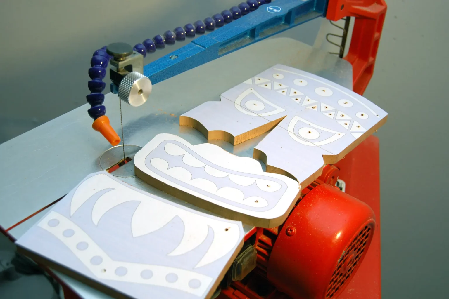 19-05-tiki-masken-deko-laubsaege-dekupiersaege-vorlage-motivschicht-trennen