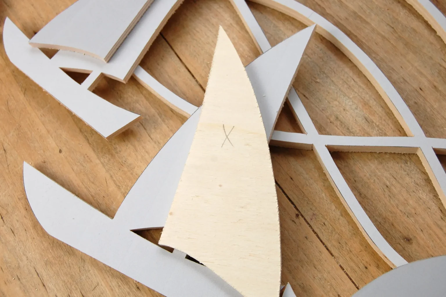 19-05a-segelregatta-wanddeko-laubsaege-dekupiersaege-vorlage-rueckseite-markieren-bleistift