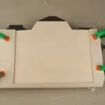 19-07-schnappschuss-bilderrahmen-deko-laubsaege-dekupiersaege-vorlage-abstandshalter-auf-rueckwand-leimen-spannen