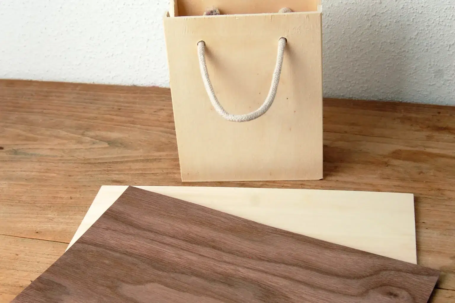 20-01-herbsttaschen-aus-holz-laubsaege-dekupiersaege-vorlage-materialien-bereitlegen-holztasche-sperrholz-furnierpapier