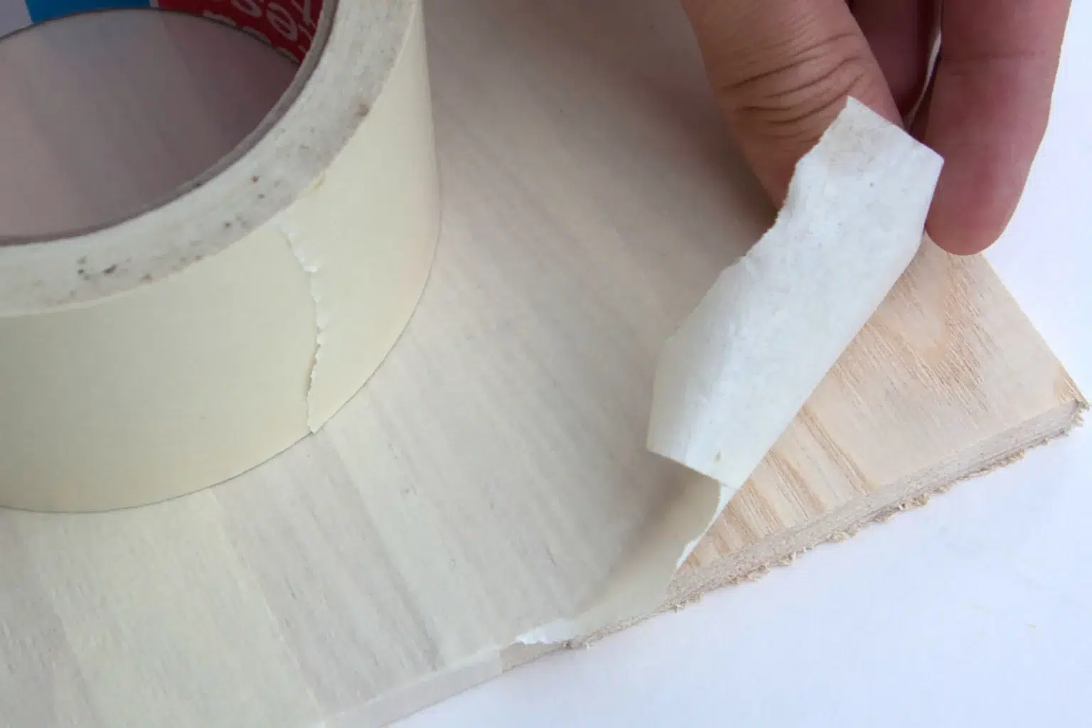 20-01-weingenuss-wanddeko-laubsaege-dekupiersaege-vorlage-material-oberflaeche-blue-tape-malerkrepp-bekleben