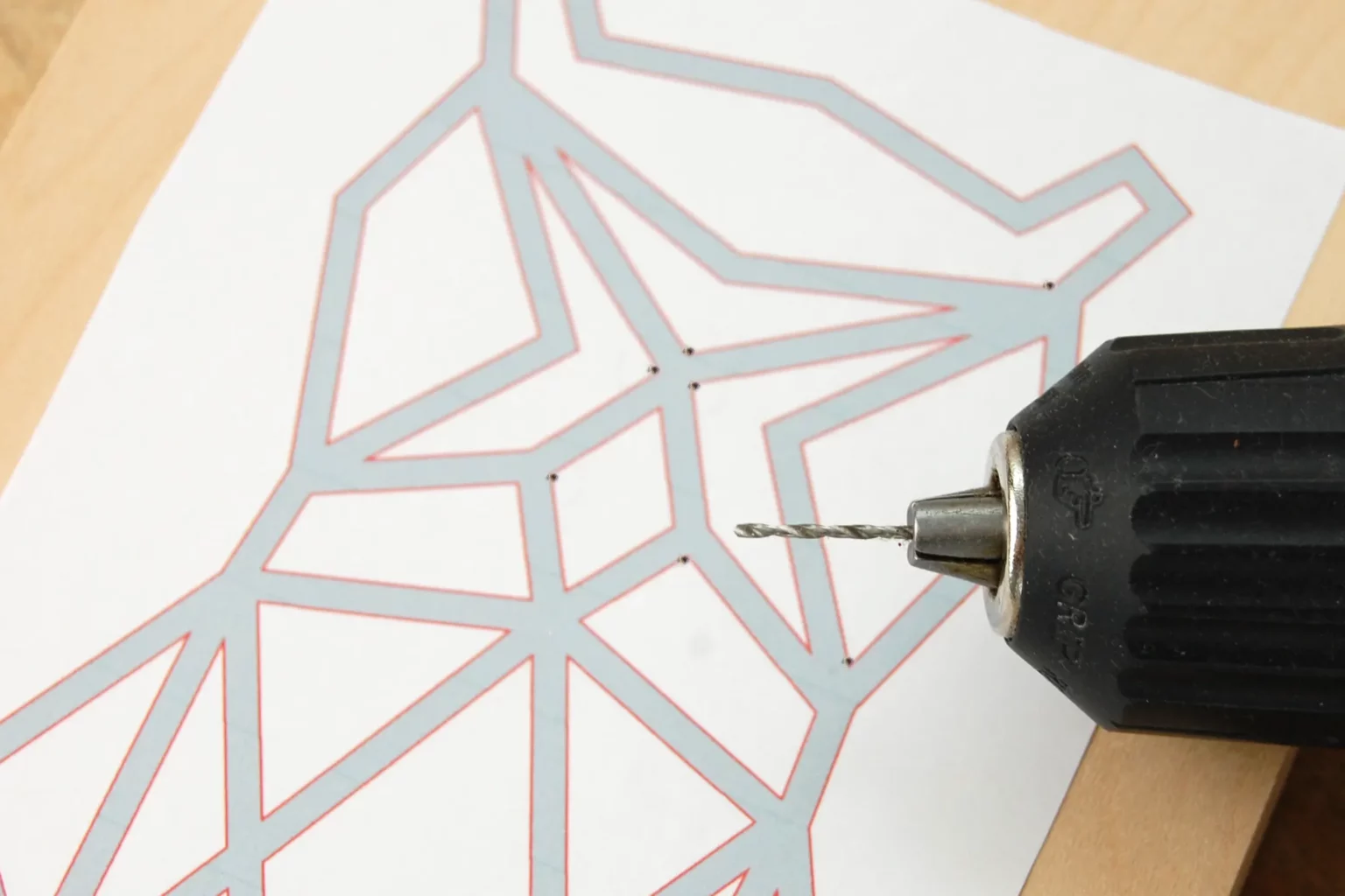 20-02-geometrische-waldfiguren-deko-laubsaege-dekupiersaege-vorlage-saegeblattdurchfuehrungen-bohren